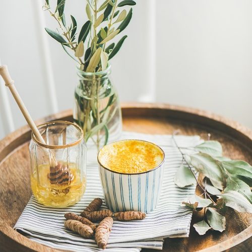 natürliches Hausmittel - Warme Milch mit Honig